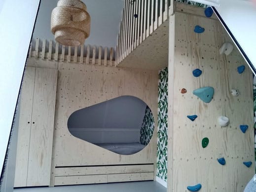 Kinder slapkamer met inbouw bed een klim muur