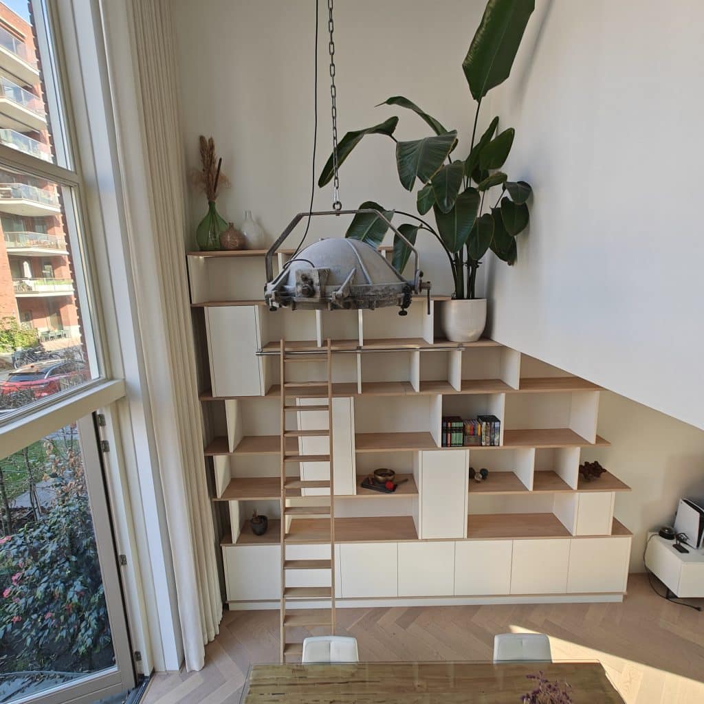 gigantisch meubel woonkamer hoog plafond expositieruimte kunst boeken ladder op maat gemaakt Rotterdam unieke plek maatwerk meubels