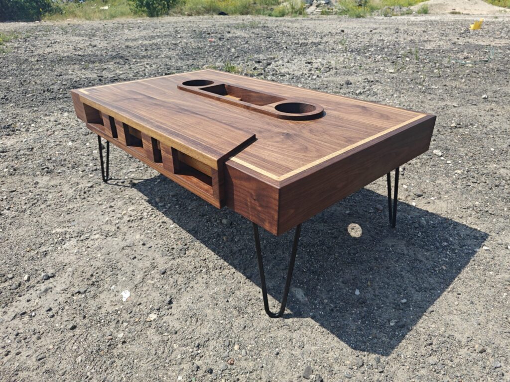 Unieke retro design salontafel in de vorm van een cassettebandje, handgemaakt van hoogwaardig walnoothout met verfijnde eiken details. Dit vintage geïnspireerde meubelstuk is ontworpen door meubelmaker Glenn Ederveen en staat als interieurinspiratie tentoongesteld in een pop-up shop in Maastricht.
