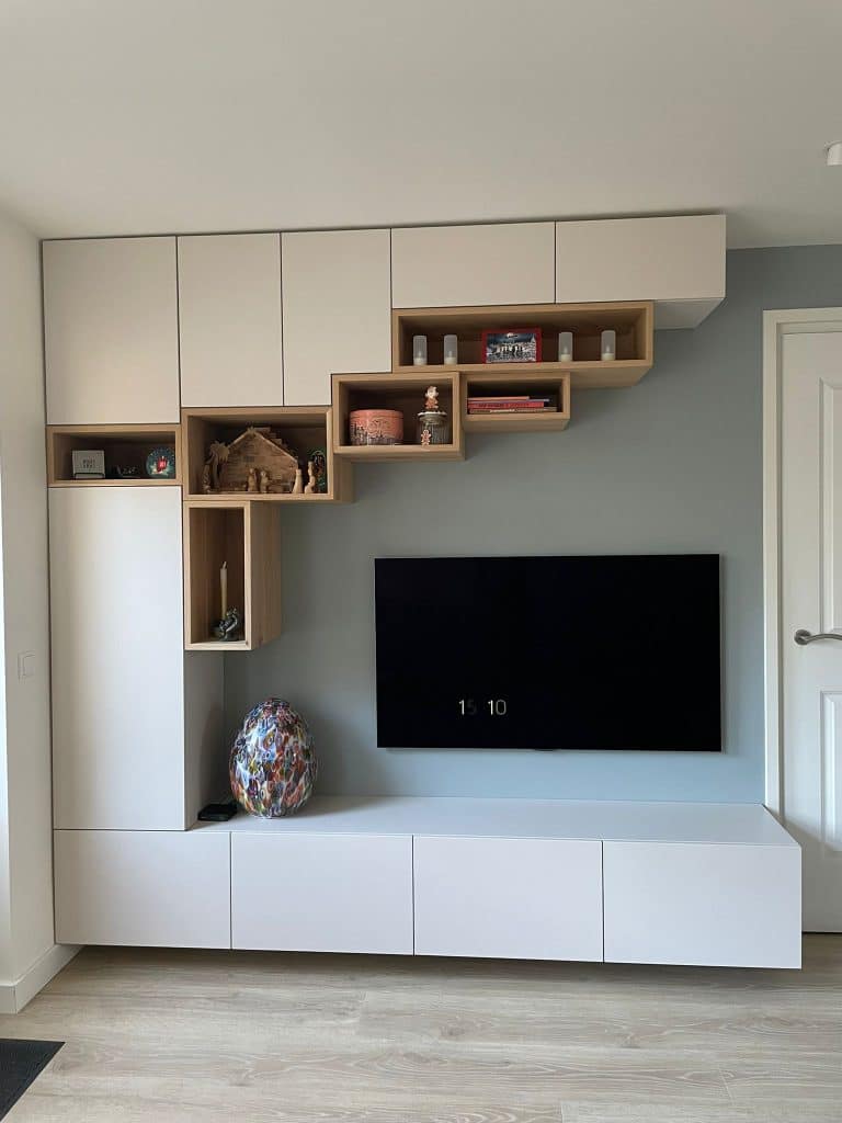 zwevende kast rond TV met deuren rondom TV aan de muur organische vorm maatwerk meubels Barendrecht